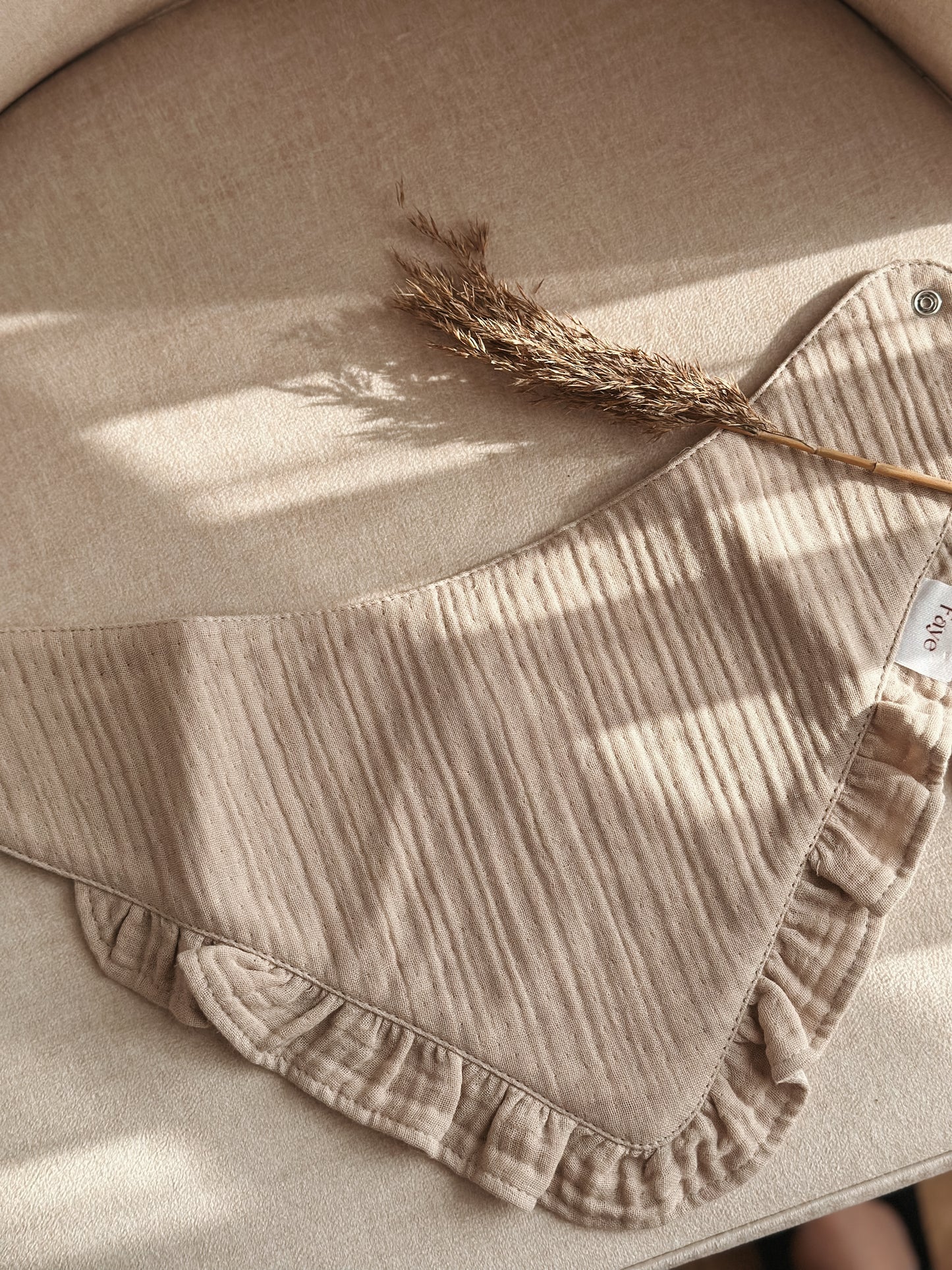 Hydrofiel slabbetje ruffles - Sand |